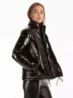 Crna svjetlucava ženska kratka prošivena jakna