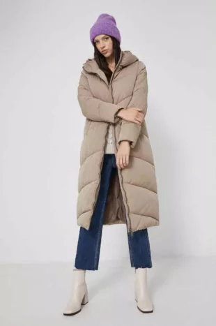 Ženska duga jakna s kapuljačom u atraktivnom prošivenom dizajnu