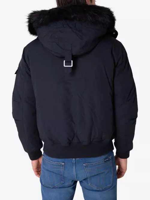 Crna jakna s kapuljačom