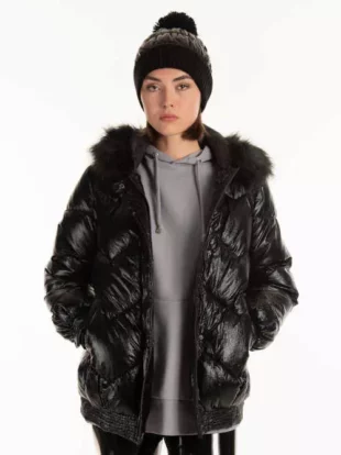 Kratka crna ženska prošivena sjajna jakna s kapuljačom