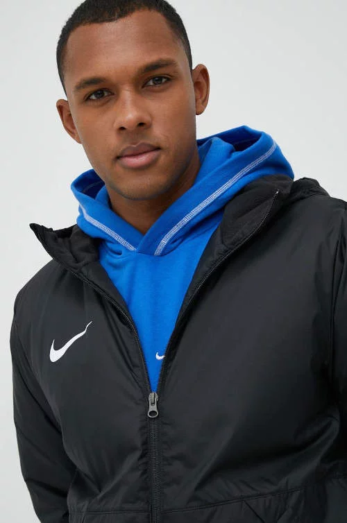 Nike muška crna jakna s kapuljačom