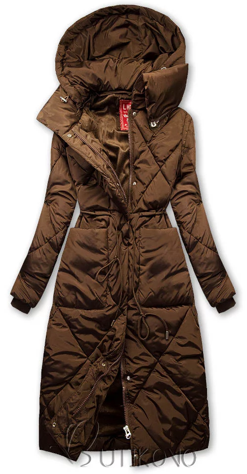 Dugi smeđi prošiveni ženski zimski kaput s ekstra visokim ovratnikom