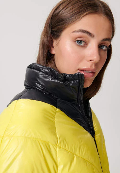 Žuto-crna prijelazna ženska jakna